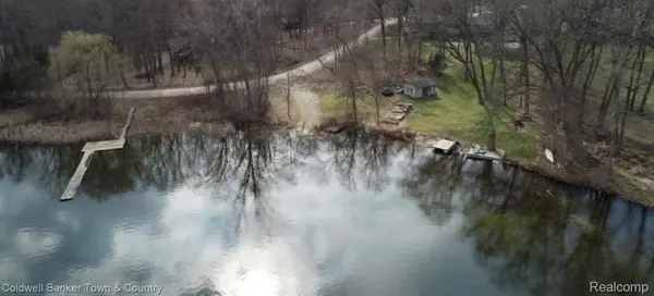 2705 Melvin DR, Hamburg Township, MI 48169