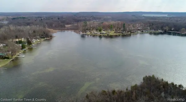 2705 Melvin DR, Hamburg Township, MI 48169