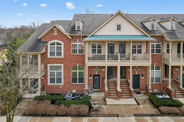 143 E Bay DR, Walled Lake, MI 48390