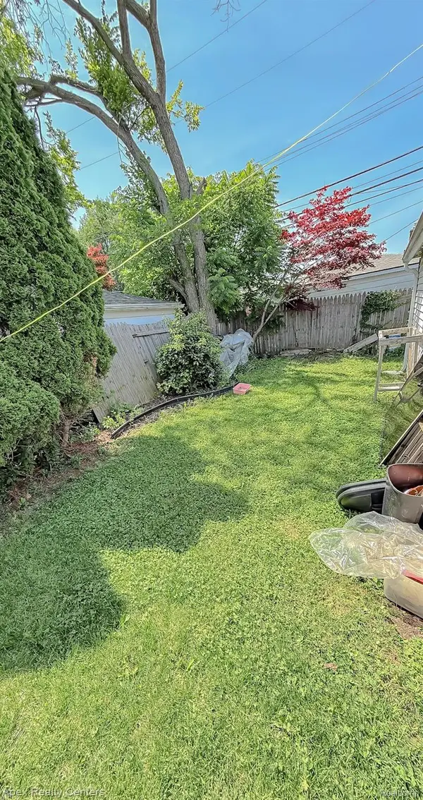 15257 Paris ST, Allen Park, MI 48101