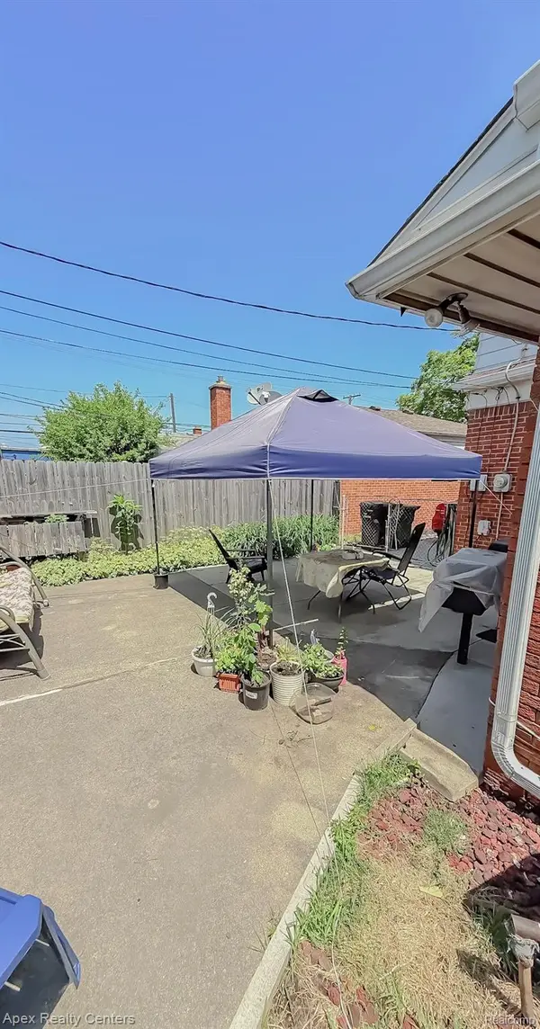 15257 Paris ST, Allen Park, MI 48101