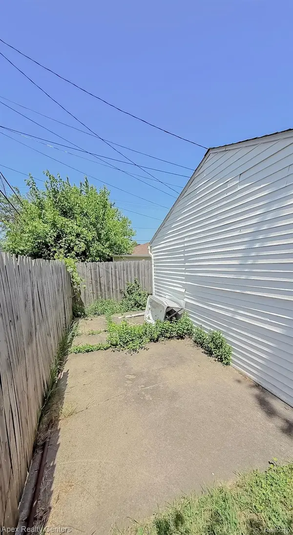 15257 Paris ST, Allen Park, MI 48101