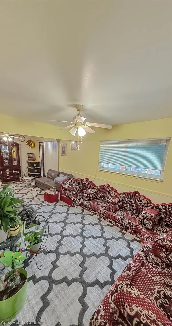 15257 Paris ST, Allen Park, MI 48101