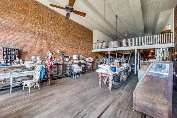 115 S Jefferson Street, Pilot Point, TX 76258