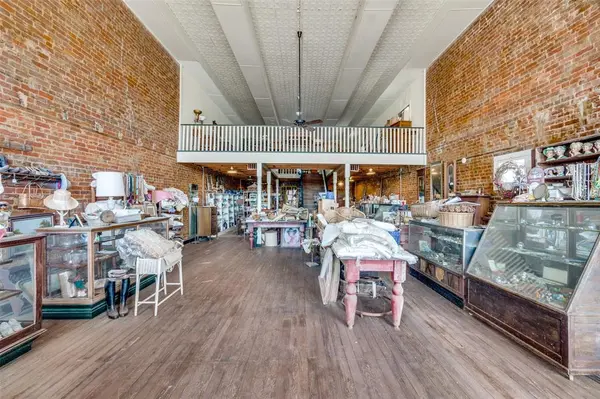 115 S Jefferson Street, Pilot Point, TX 76258
