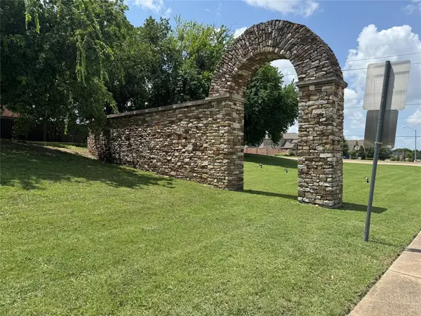 1701 Plum Creek Drive, Desoto, TX 75115