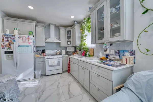 233 Avenue B, Bayonne City, NJ 07002