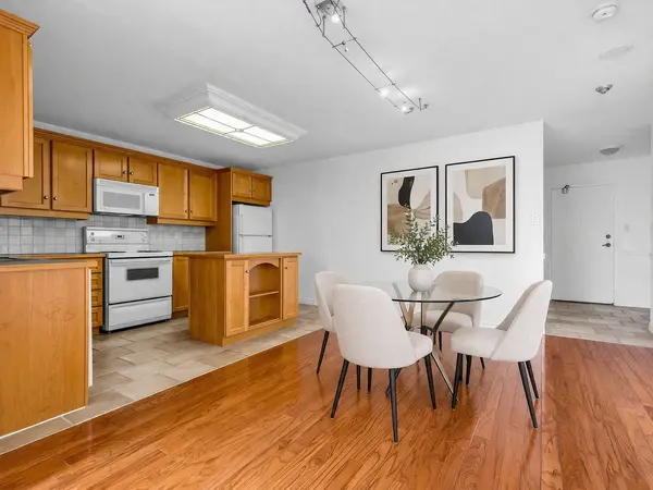 633 Bay ST #2313, Toronto C01, ON M5G 2G4