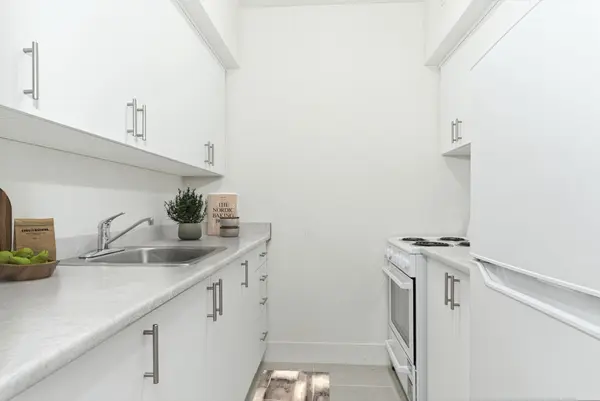 40 Park RD #702, Toronto C09, ON M4W 2N4