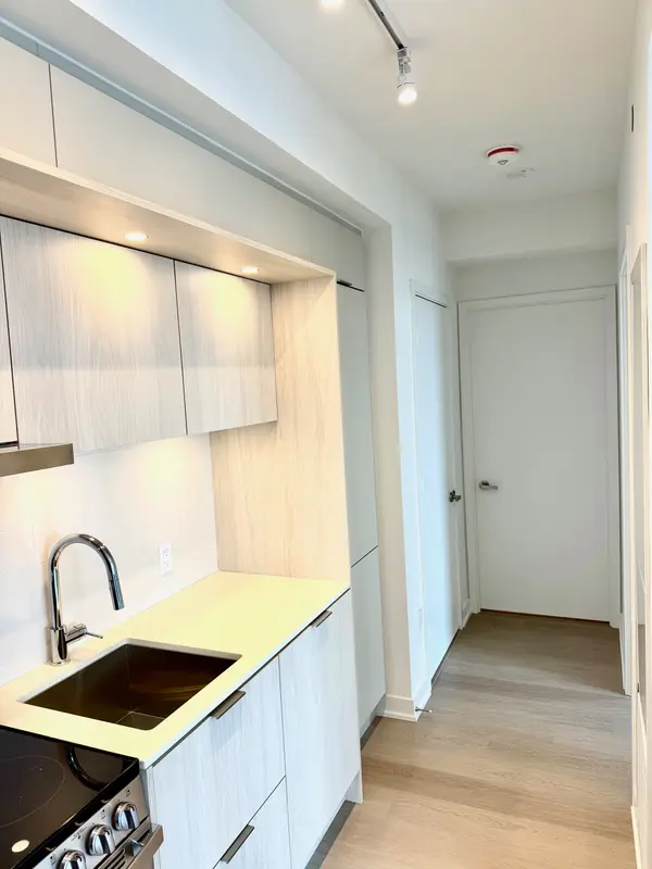 448 Burnhamthorpe RD W #1201, Mississauga, ON L5B 0R4