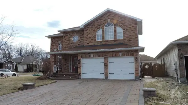 685 Everlasting CRES #B, Orleans - Cumberland And Area, ON K4A 0K4