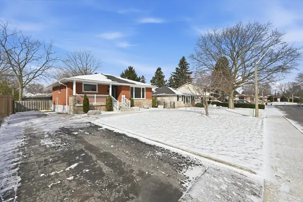 26 Geneva DR, Hamilton, ON L9C 3Z5