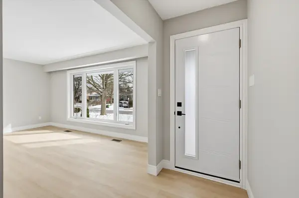 26 Geneva DR, Hamilton, ON L9C 3Z5