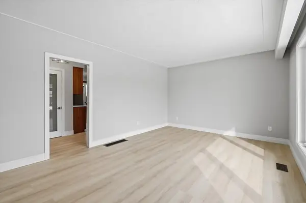 26 Geneva DR, Hamilton, ON L9C 3Z5