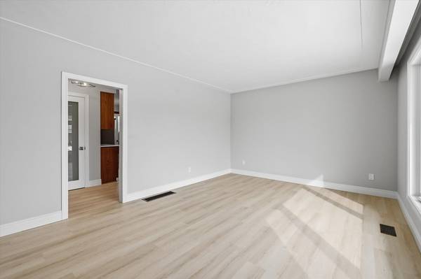 26 Geneva DR, Hamilton, ON L9C 3Z5