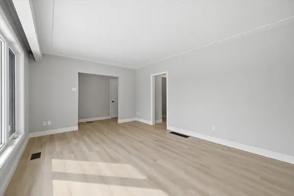 26 Geneva DR, Hamilton, ON L9C 3Z5