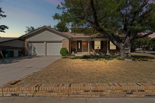 5817 Bunker Boulevard,  Watauga,  TX 76148