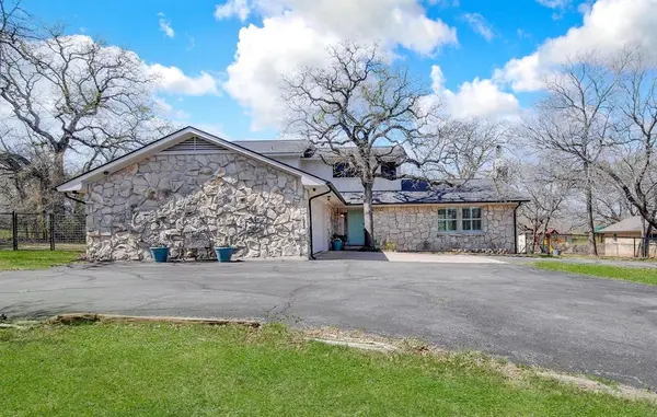 132 S Briaroaks Road, Burleson, TX 76028