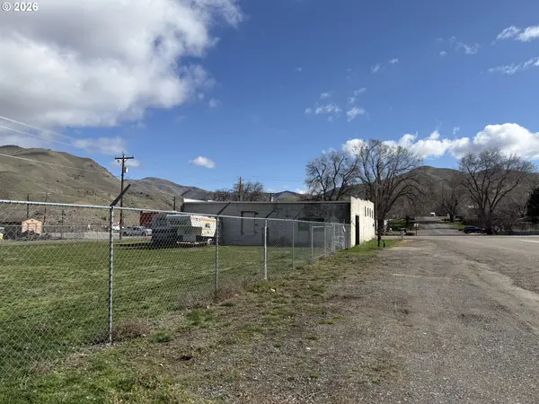 165 1ST ST, Huntington, OR 97907