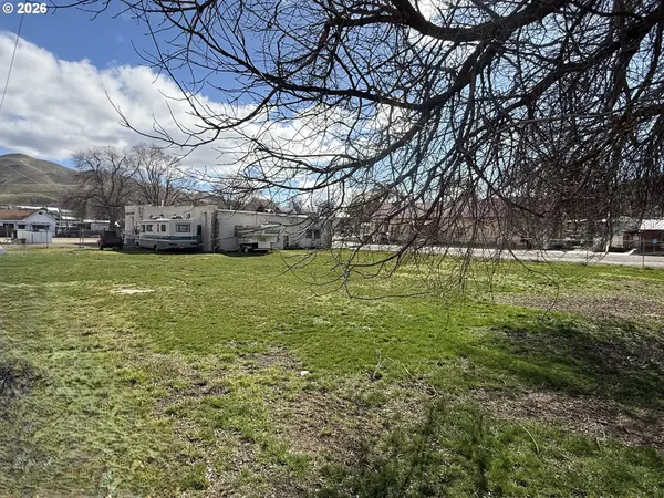 165 1ST ST, Huntington, OR 97907