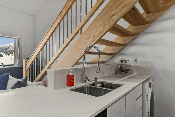 1 INDUSTRIAL PL #212B, Canmore, AB T1W1Y1