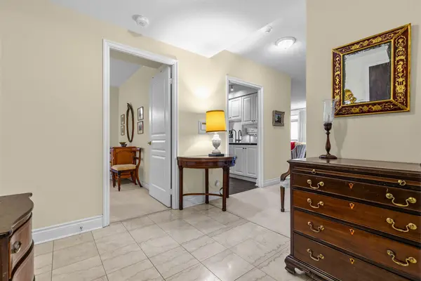 10 Delisle AVE #814, Toronto C02, ON M4V 3C6