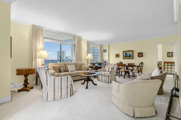 10 Delisle AVE #814, Toronto C02, ON M4V 3C6