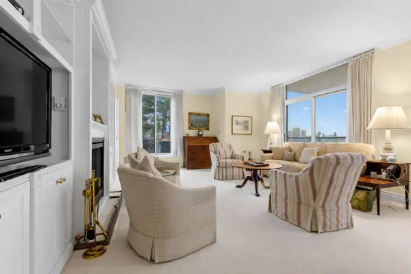 10 Delisle AVE #814, Toronto C02, ON M4V 3C6