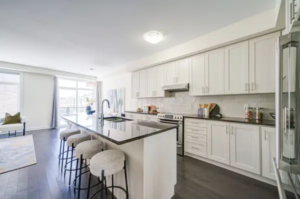 17 Duncombe LN, Richmond Hill, ON L4C 1C2