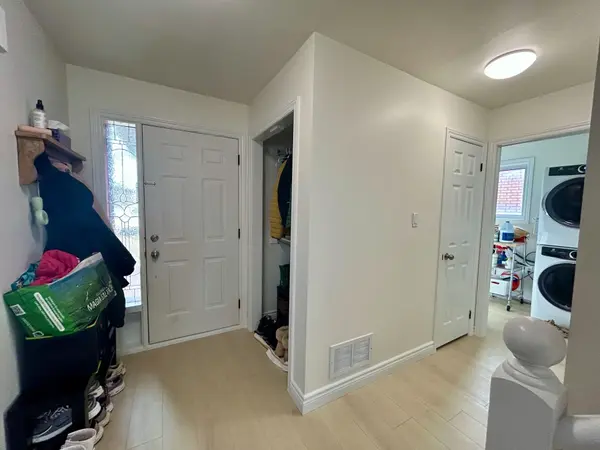 32 Ryan CT #Main, Barrie, ON L4M 6N7