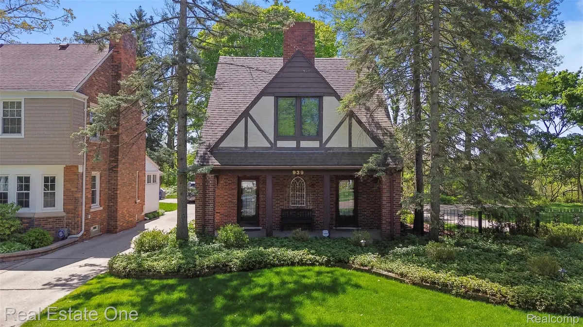 939 S HIGHLAND ST, Dearborn, MI 48124