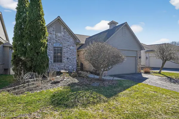 1088 Eagle Nest DR, Milford Village, MI 48381