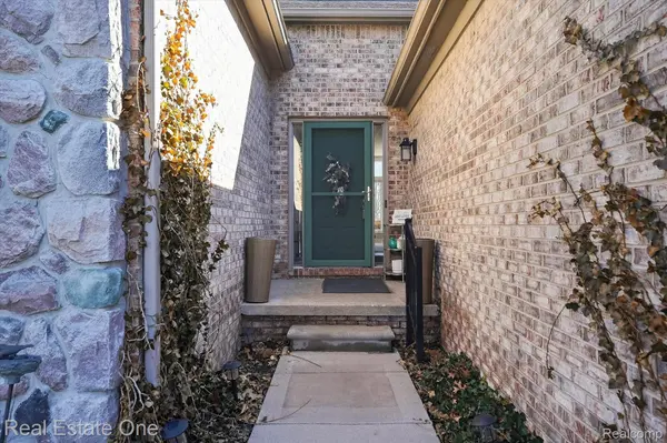 1088 Eagle Nest DR, Milford Village, MI 48381