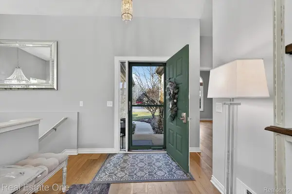 1088 Eagle Nest DR, Milford Village, MI 48381