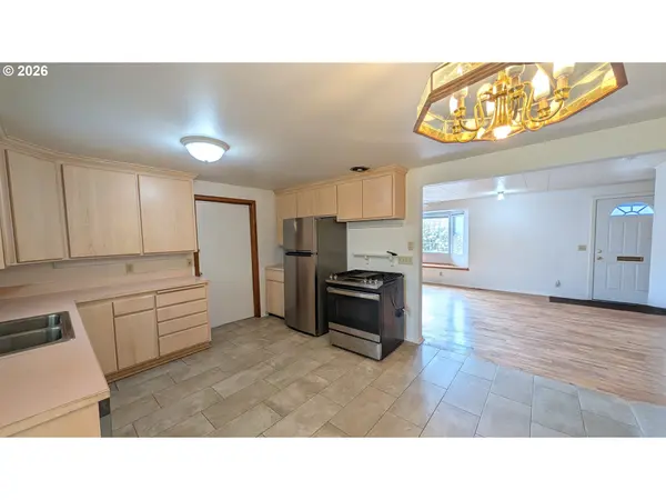 1050 E JACKSON AVE, Cottage Grove, OR 97424