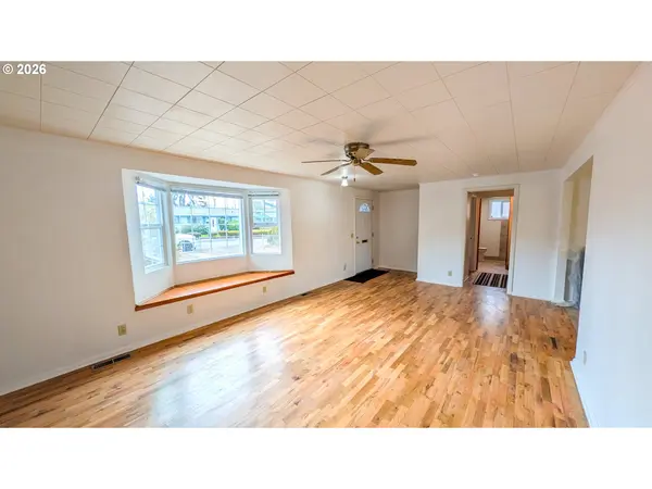 1050 E JACKSON AVE, Cottage Grove, OR 97424