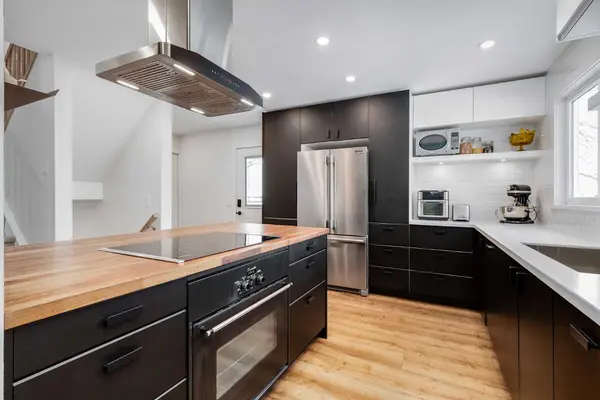 3011 32A AVE SE, Calgary, AB T2B 0J9