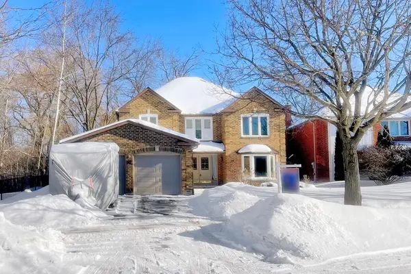 16 Willis DR, Aurora, ON L4G 5N8