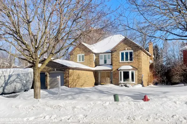 16 Willis DR, Aurora, ON L4G 5N8