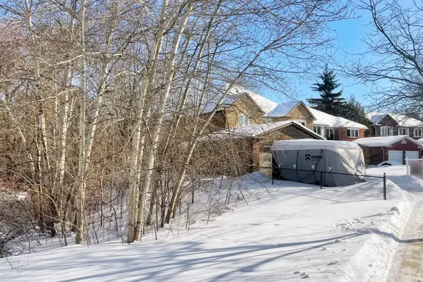 16 Willis DR, Aurora, ON L4G 5N8