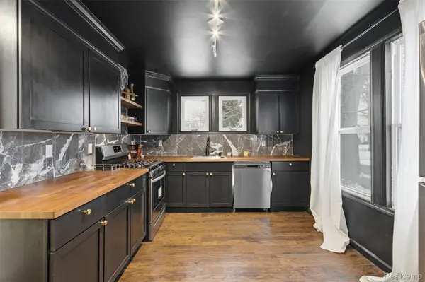 16800 Santa Rosa DR, Detroit, MI 48221