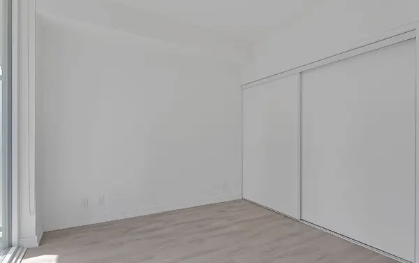 33 Helendale AVE #2704, Toronto C03, ON M4R 0A4