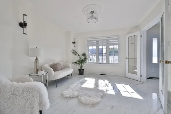 25 Highcastle AVE, Georgina, ON L4P 4B4