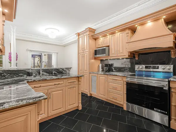 563 Mulock CT, Newmarket, ON L3Y 5H1