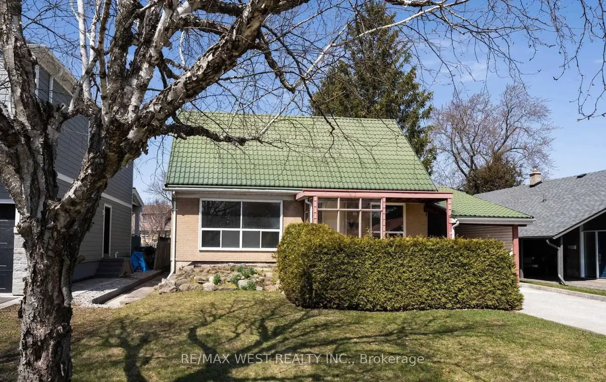 32 Broadleaf RD, Toronto C13, ON M3B 1C2