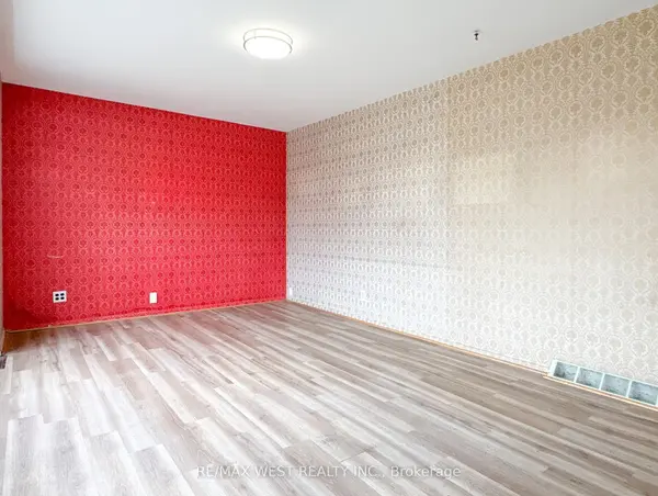 32 Broadleaf RD, Toronto C13, ON M3B 1C2