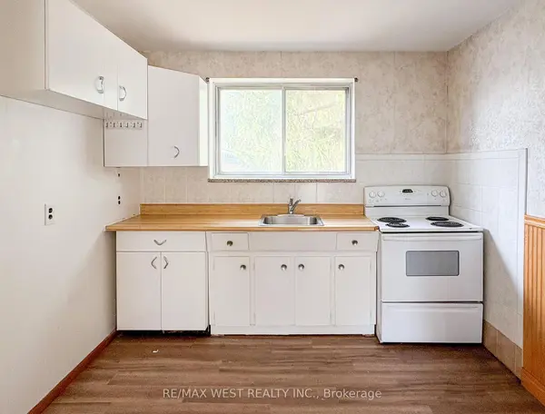 32 Broadleaf RD, Toronto C13, ON M3B 1C2