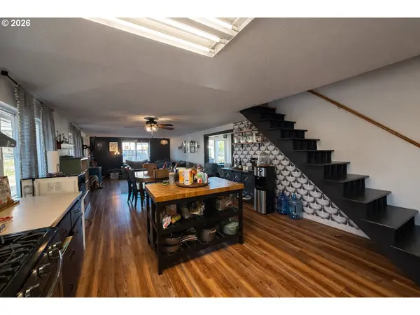 1203 OAK ST, Amity, OR 97101