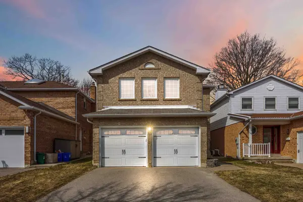 711 Cowan CIR, Pickering, ON L1W 3K6