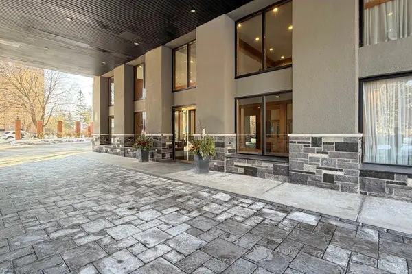 40 Richview RD #2009, Toronto W09, ON M9A 5C1